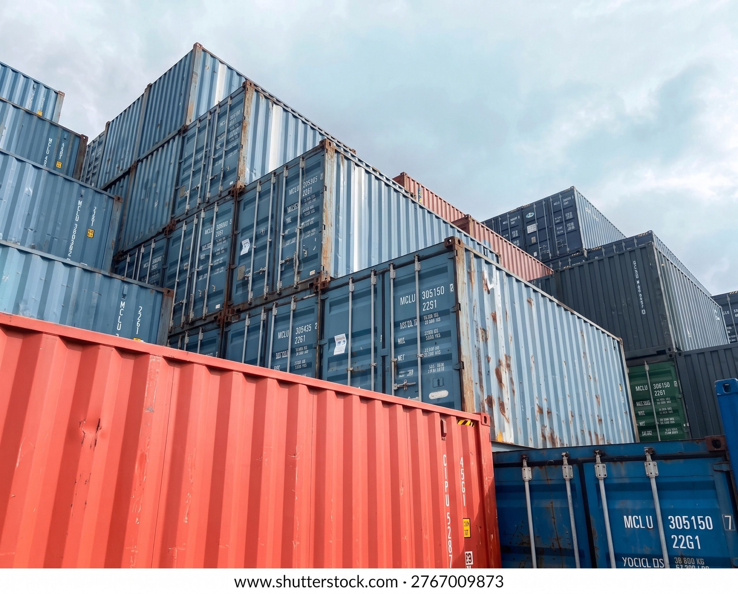 Gestapelte Schiffscontainer in Blau und Rot