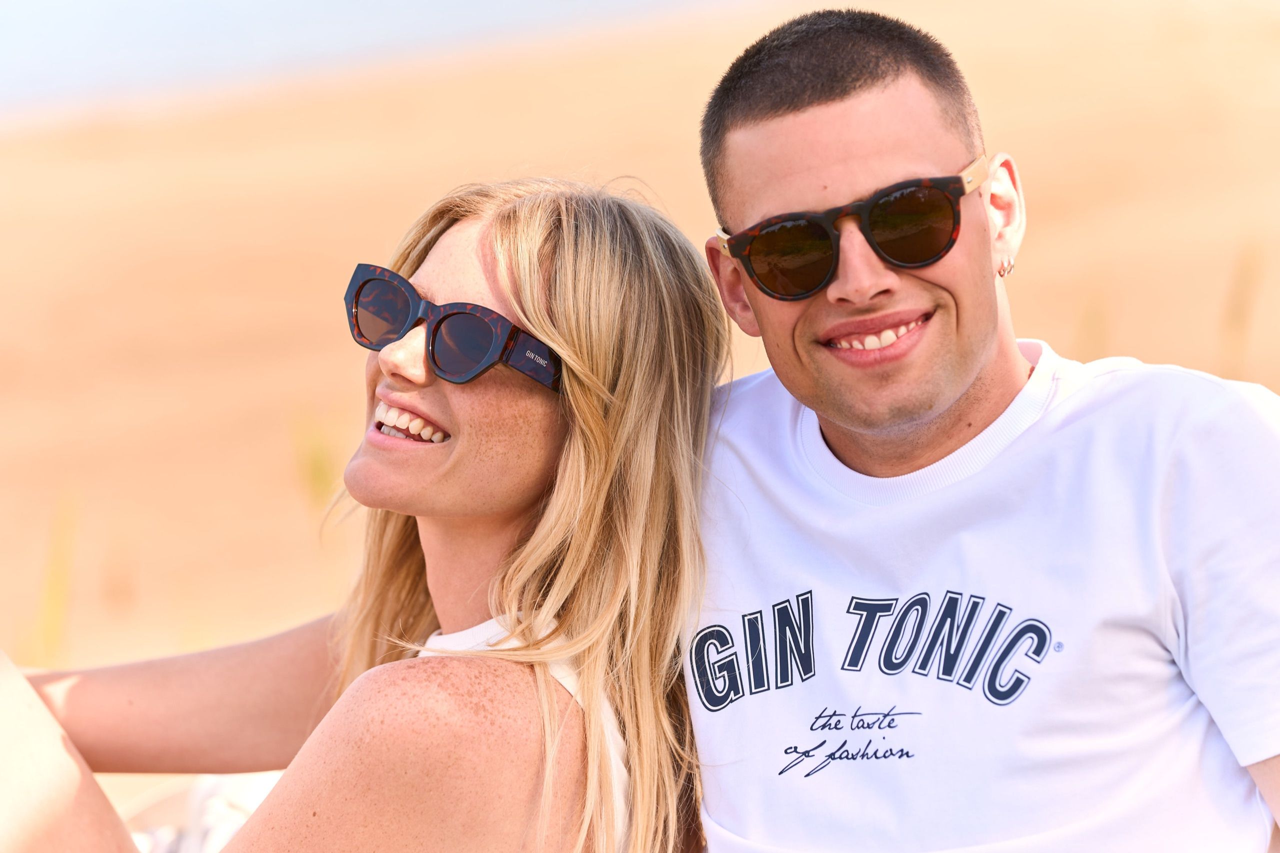 Paar mit Sonnenbrillen im GIN-TONIC-Look